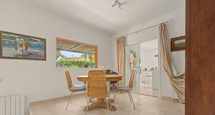 Villa 'Impresionante Con Piscina' with Private Pool, Wi-Fi and Air Conditioning