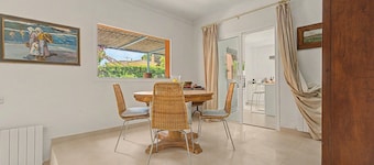 Villa 'Impresionante Con Piscina' with Private Pool, Wi-Fi and Air Conditioning