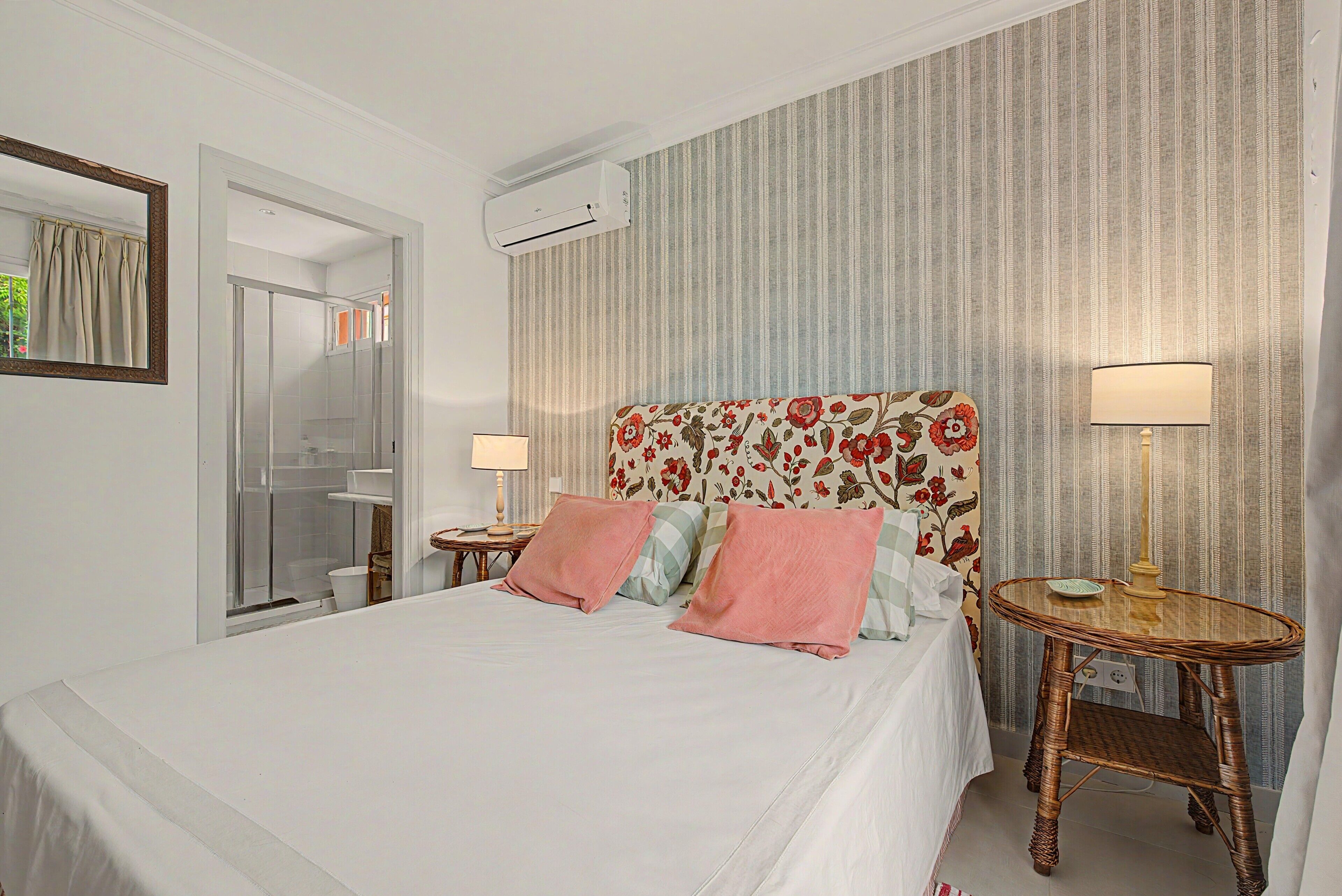 4 dormitorios, tabla de planchar con plancha, wifi y ropa de cama
