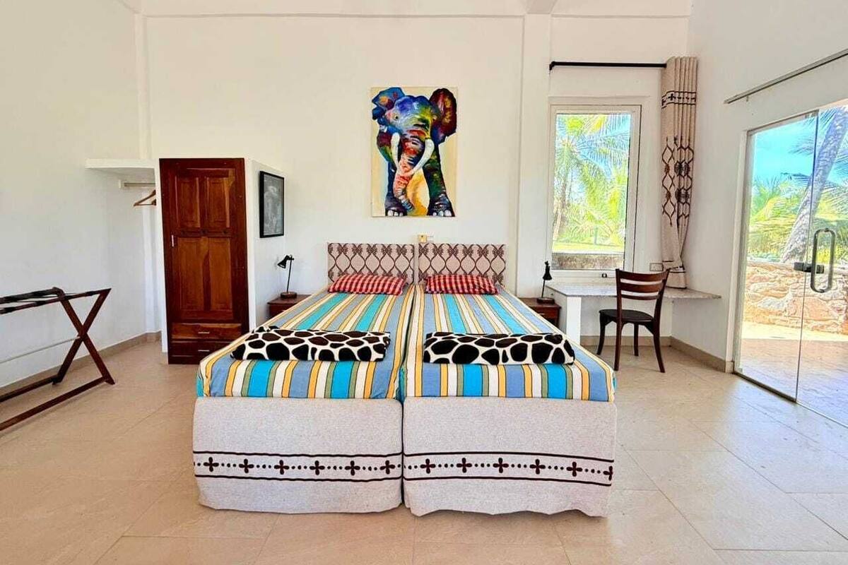 Habitación cuádruple Deluxe, balcón, vista al jardín | Caja de seguridad en la habitación y escritorio