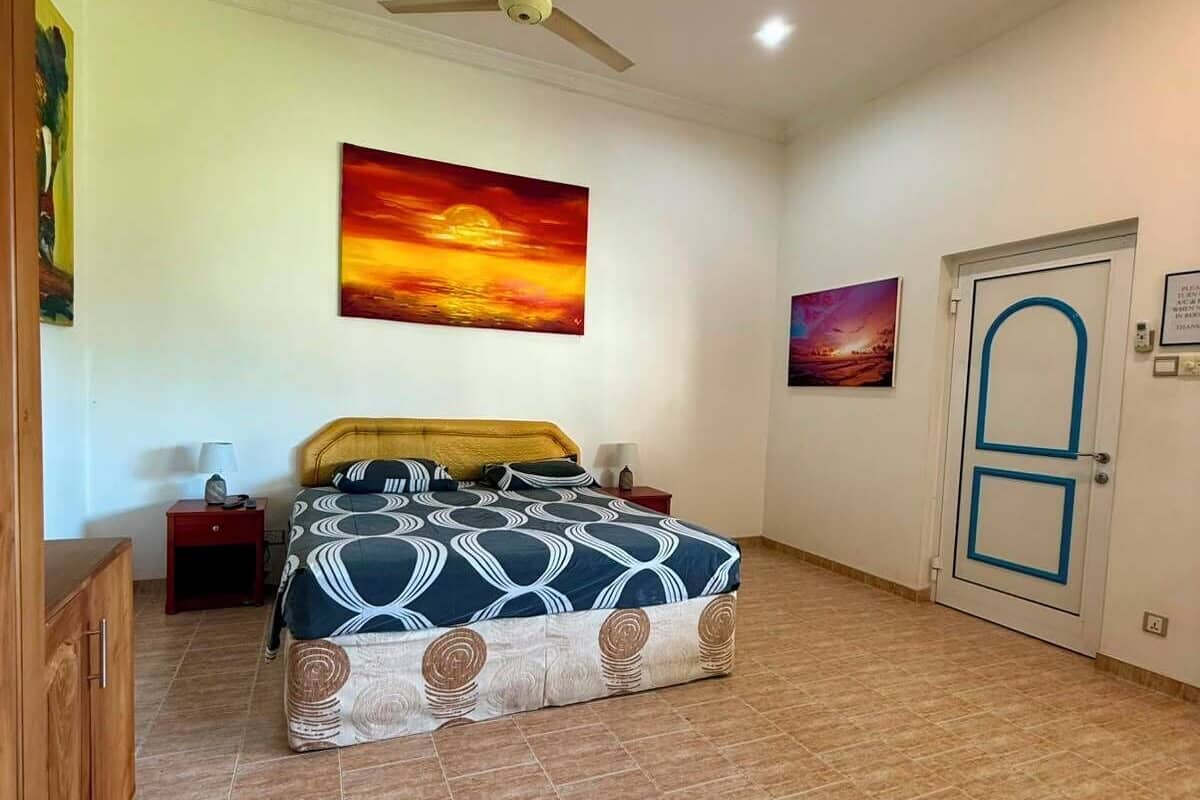 Caja de seguridad en la habitación y escritorio