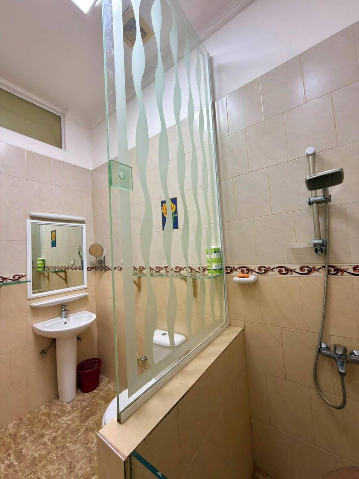 Ducha, toallas, jabón, papel higiénico