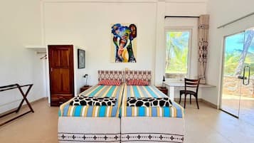 Habitació quàdruple Deluxe, balcó, vistes al jardí | Caixa forta a l'habitació i escriptori