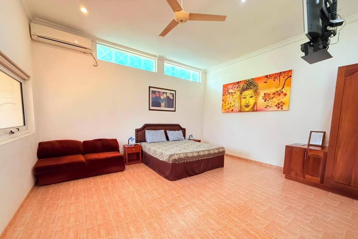 Habitación triple estándar, vista al jardín | Caja de seguridad en la habitación y escritorio
