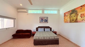 Standard-Dreibettzimmer, Gartenblick | Zimmersafe, Schreibtisch, laptopgeeigneter Arbeitsplatz