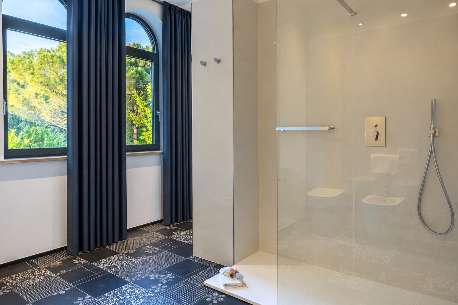 Luxury Suite, Park View | Bathroom | Free toiletries, hair dryer, slippers, towels