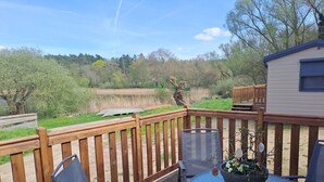 Outdoor dining - Tiny Home 'Haus Barsch' with Lake View, Wi-Fi and Air Conditioning (Lohmen)
