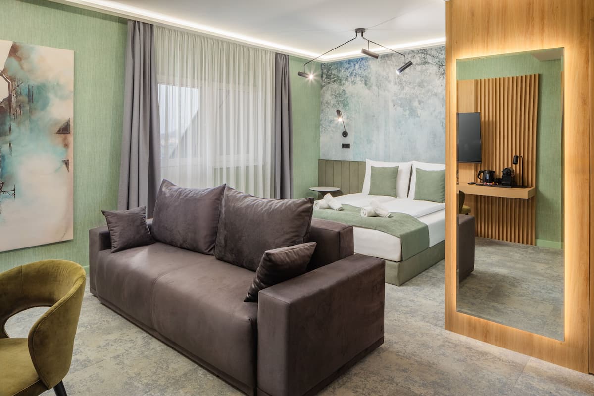 In-room safe, desk, laptop workspace, free WiFi
