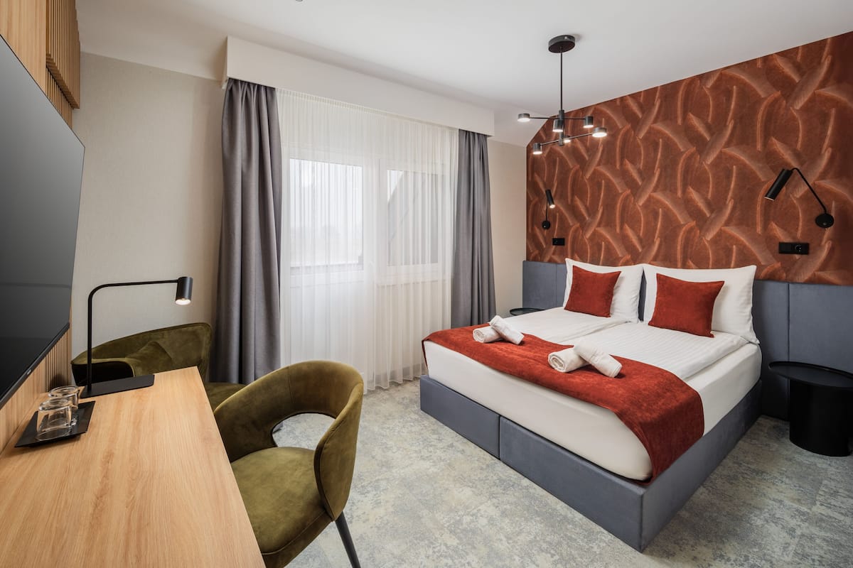 In-room safe, desk, laptop workspace, free WiFi
