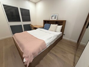 2 bedrooms, iron/ironing board, WiFi, bed sheets - New & Quiet 2BR/2BA with Sydney Tower Views, Close to Metro & Shopping Centre (Macquarie Park)