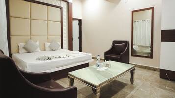 Executive Room | Desk, laptop workspace, WiFi (free)