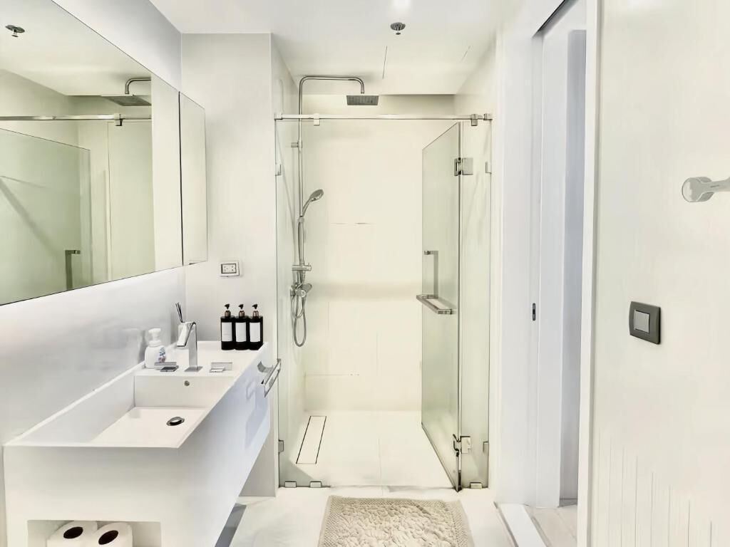 Apartemen, balkon, pemandangan kota | Kamar mandi | Shower, pengering rambut, handuk, dan sabun