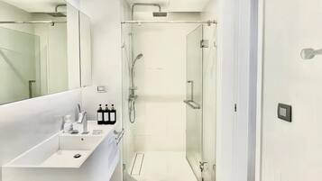 Apartemen, balkon, pemandangan kota | Kamar mandi | Shower, pengering rambut, handuk, dan sabun
