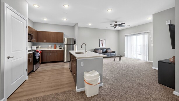 Um apartamento moderno com cozinha, sala de jantar e sala de estar.