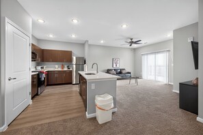 Un apartamento moderno con cocina, comedor y sala de estar.