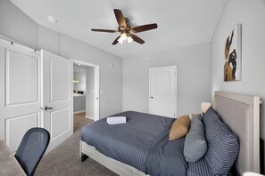 2 bedrooms, desk, iron/ironing board, travel crib - Comfortable 2BR Retreat (Princeton)