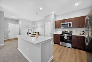 Coffee/tea maker, fridge, microwave, oven - Comfortable 2BR Retreat (Princeton)