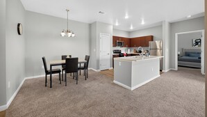 Een modern appartement met een eethoek, keuken en woonruimte.
