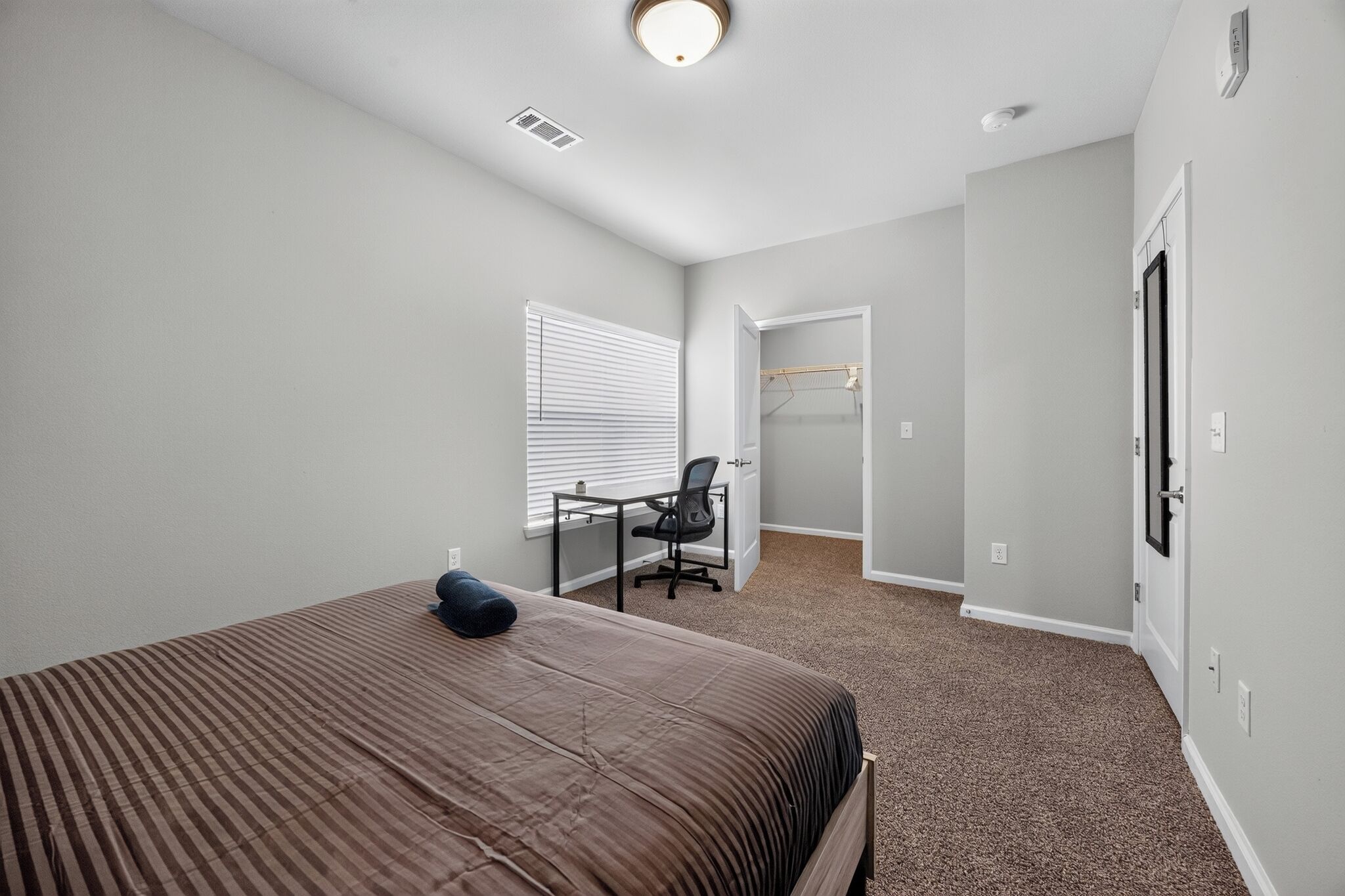 2 bedrooms, desk, iron/ironing board, travel crib