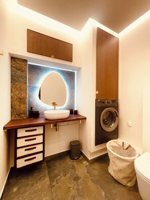 Douche, séchoir à cheveux, serviettes fournies, papier de toilette