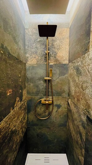 Dusche, Haartrockner, Handtücher, Toilettenpapier