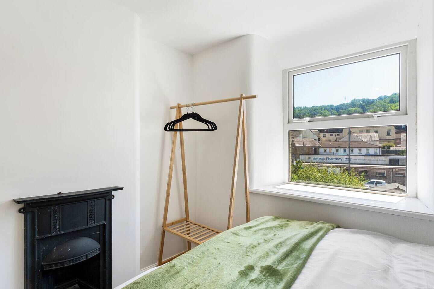 2 bedrooms, desk, iron/ironing board, WiFi
