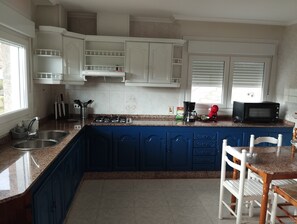 Wasserkocher mit Kaffee-/Teezubehör, Kühlschrank, Mikrowelle, Ofen
