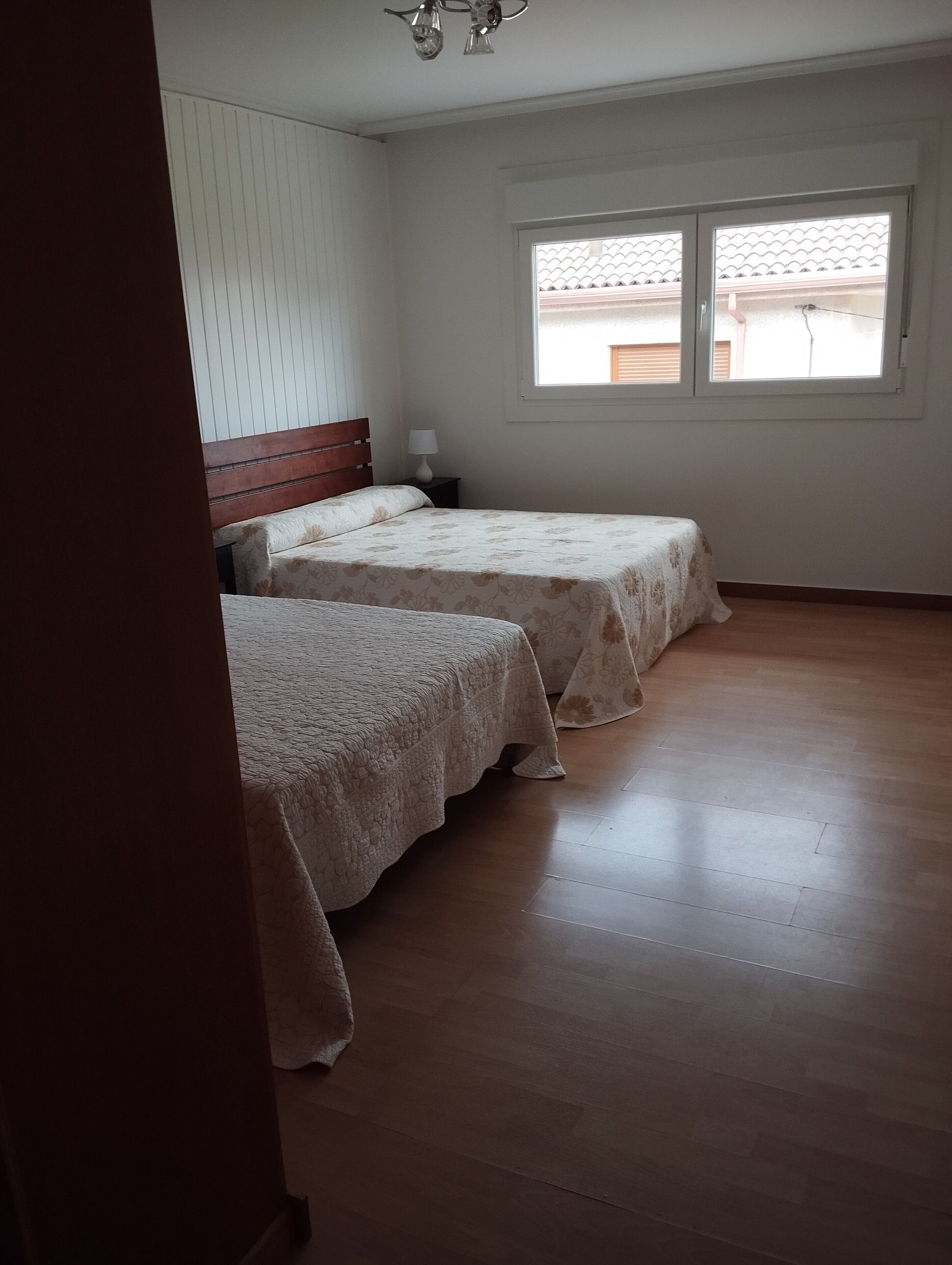 3 chambres, fer et planche à repasser, Wi-Fi, draps fournis