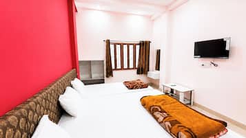 Family Double Room, Air conditioning | Hypo-allergenic bedding available, desk, soundproofing, WiFi (free)