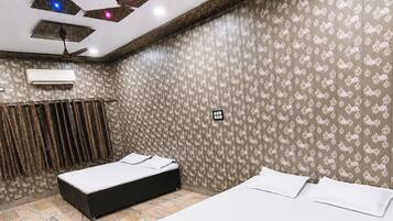 Chambre Double Familiale, climatisation | Vue de la chambre