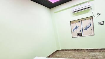 Hypo-allergenic bedding available, desk, soundproofing, WiFi (free)