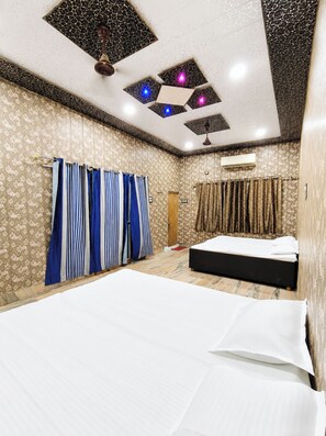 Family Double Room, Air conditioning | Hypo-allergenic bedding, desk, soundproofing, free WiFi - Hotel Vande Bharat Stay Varanasi (Varanasi)