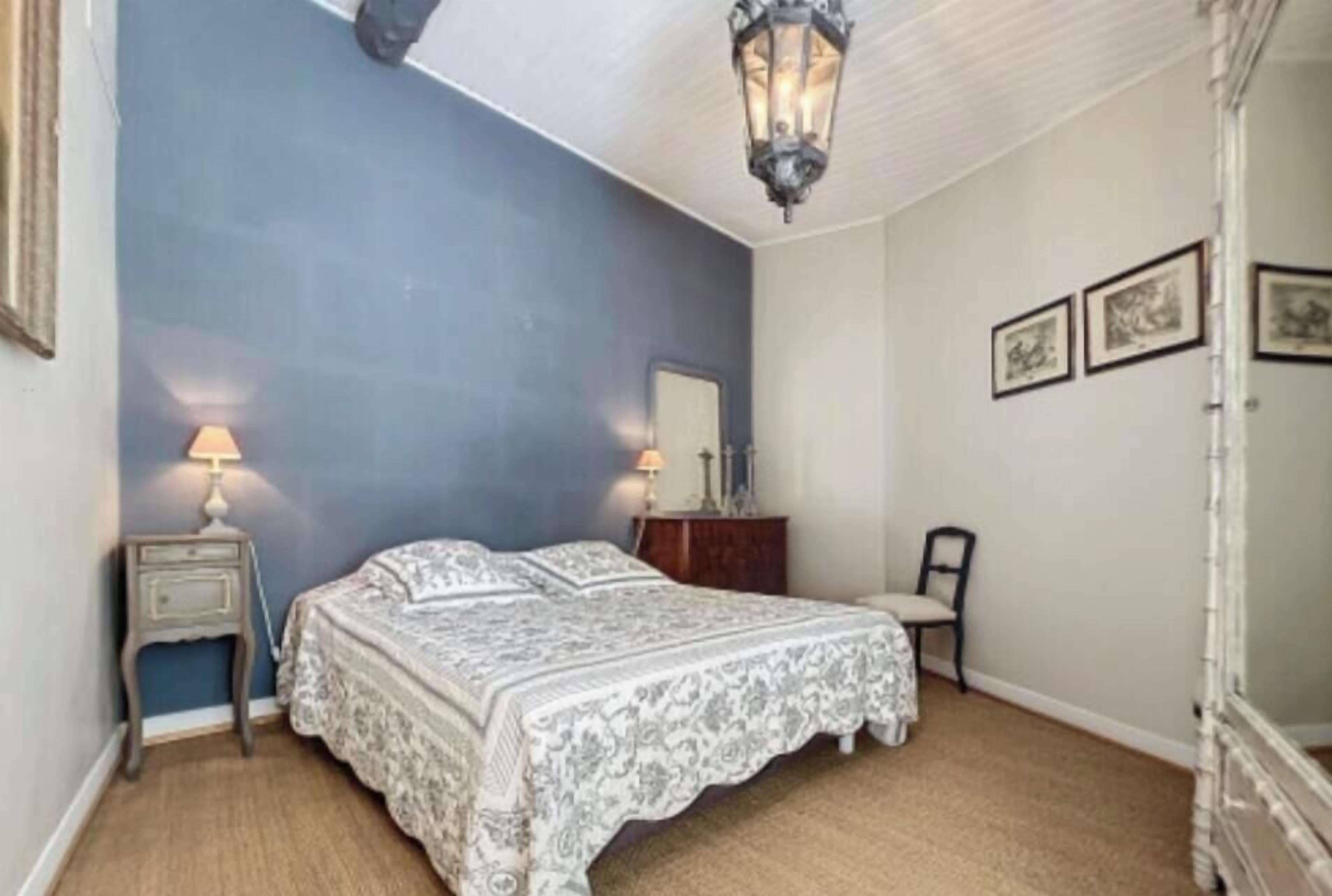 3 bedrooms, iron/ironing board, WiFi (free), bed sheets