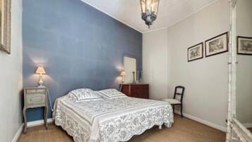 3 bedrooms, iron/ironing board, WiFi (free), bed sheets
