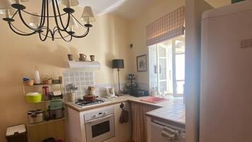 Coffee/tea maker, fridge, microwave, oven