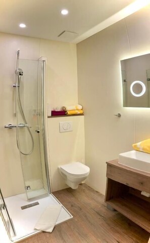 Habitación básica doble, balcón, vista a la montaña | Baño | Secadora de cabello, toallas, jabón, shampoo 