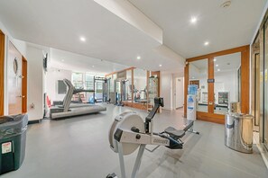 A gym with cardio machines, free weights, and a water dispenser. - Apartment in South Kensington (London)