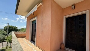 Ein Gebäude mit Balkon, Tür und Fenster.