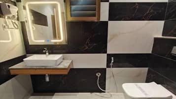 Premium Room | Bathroom | Shower, towels, soap, shampoo