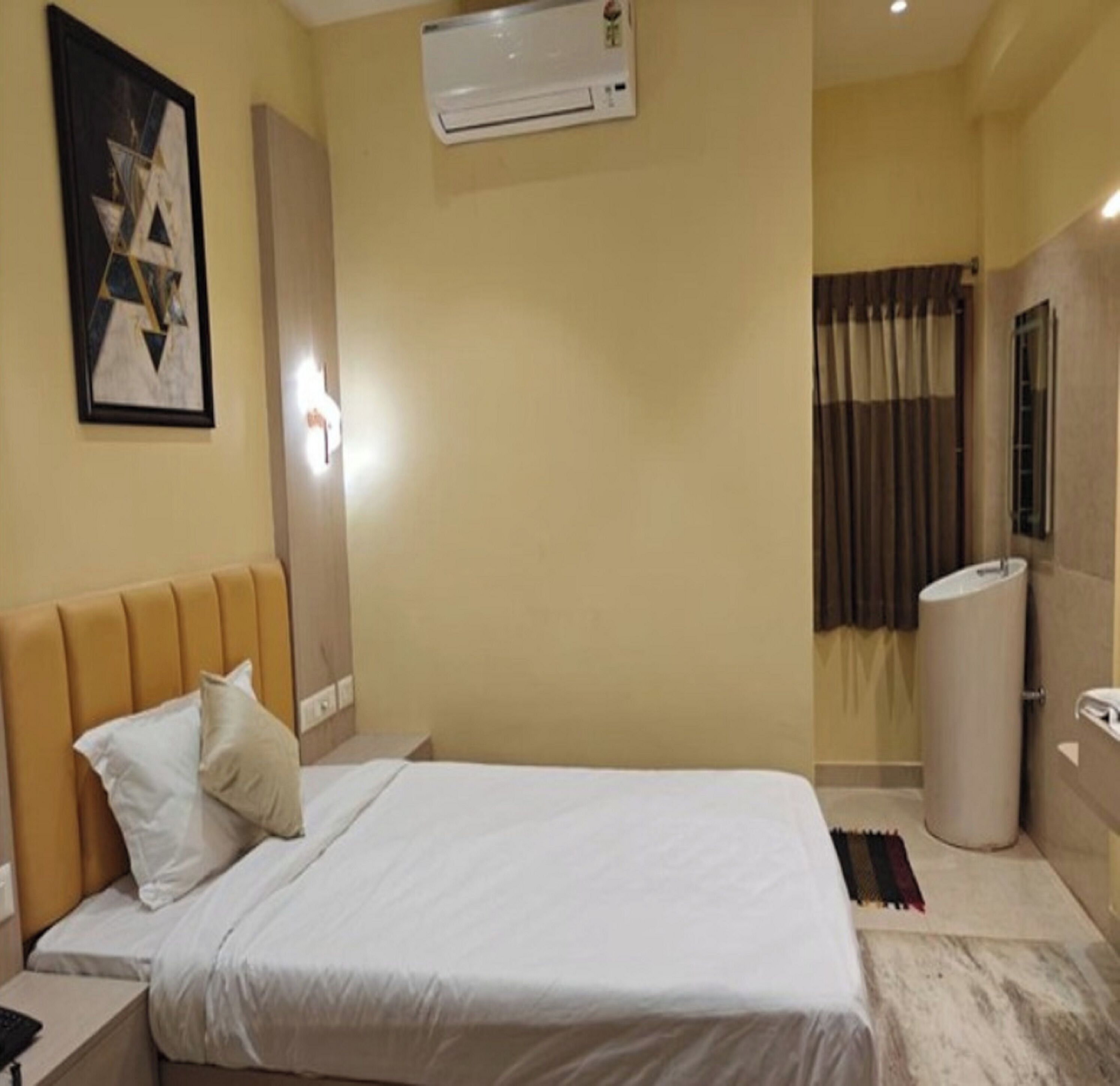 Hypo-allergenic bedding, free WiFi, bed sheets