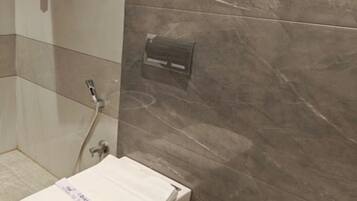 Single Room | Bathroom | Shower, towels, soap, shampoo