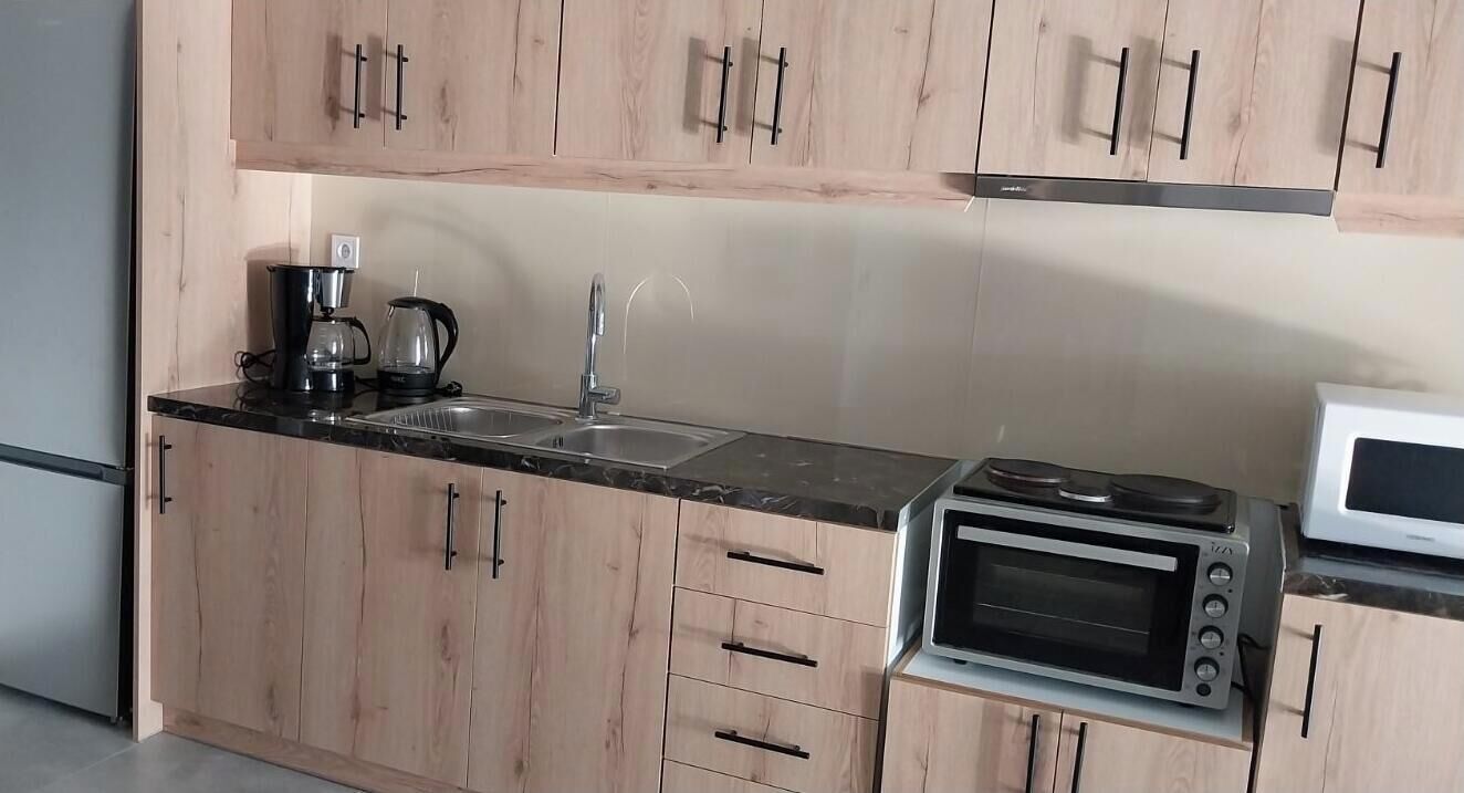 Cafetera/tetera, refrigerador, horno, placa de cocina