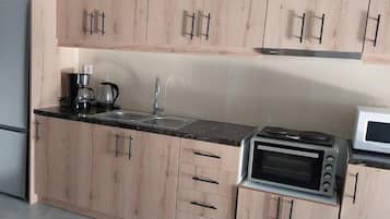 Cafetera/tetera, refrigerador, horno, placa de cocina