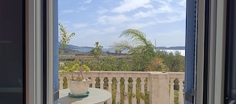 Elektra apartment, Gialova. 3 mins drive from the centre of the village.