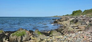 Una costa rocosa amb una vista clara del mar.