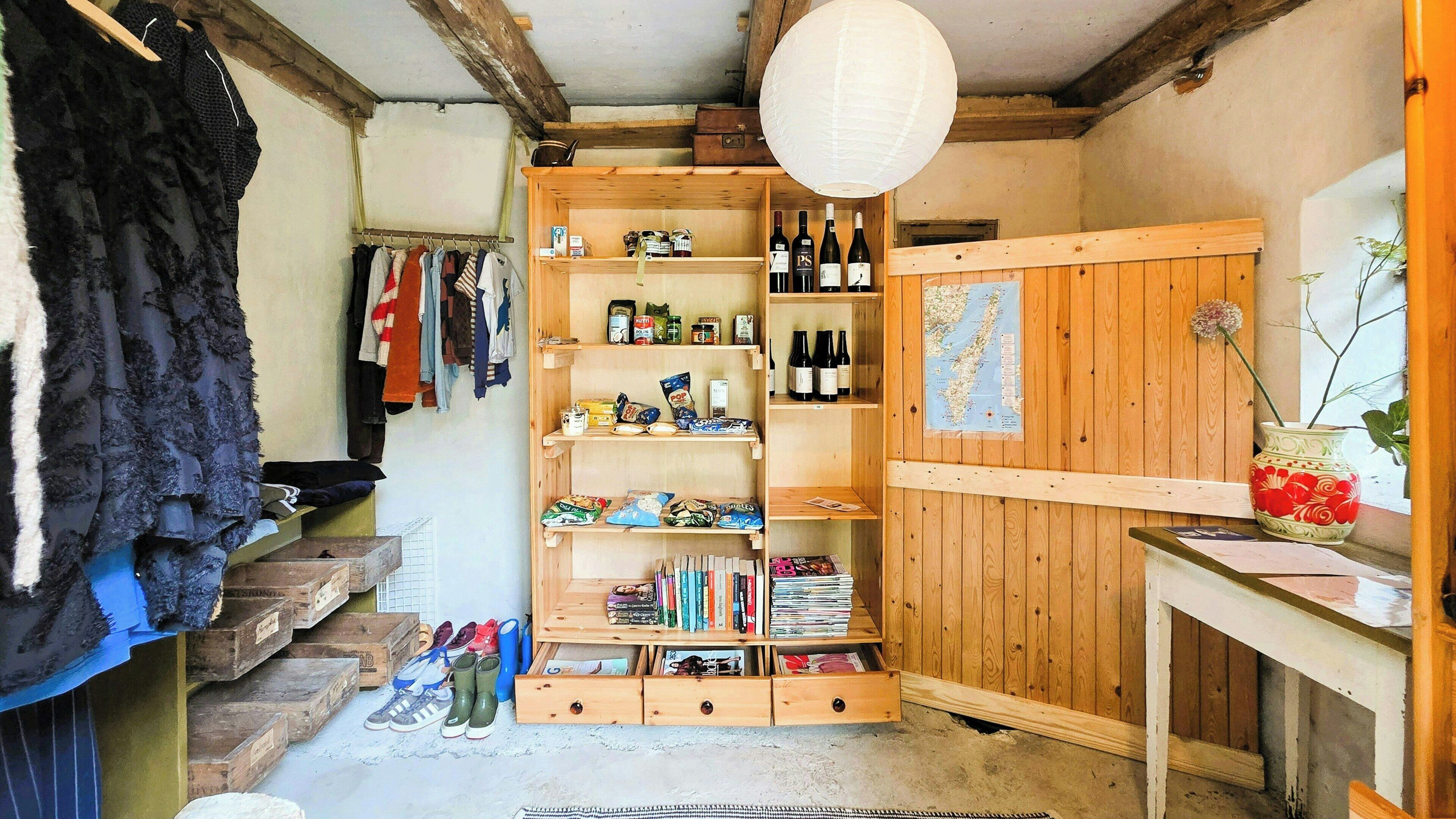 Ein gemütliches Zimmer mit einer Holzregal, einer Karte und einer Vase mit Blumen.