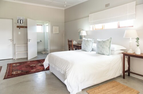 Duck pond - 2 bedroom cottage in quaint Stanford with a duck pond!