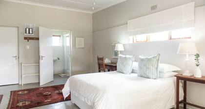 Duck pond - 2 bedroom cottage in quaint Stanford with a duck pond!