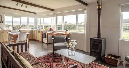 Duck pond - 2 bedroom cottage in quaint Stanford with a duck pond!