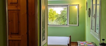 Perfect Gialova location. Double room 3 mins car / 15 mins walk to the beach.